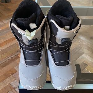 Snowboard boots, SIZE 6,Brand NEW.